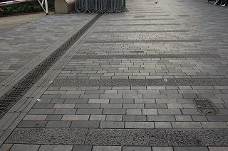 https://puritama.co.id/wp-content/uploads/2015/04/new-road-brighton-shared-space-reclaimed-kerb-bands1-320x213.jpg